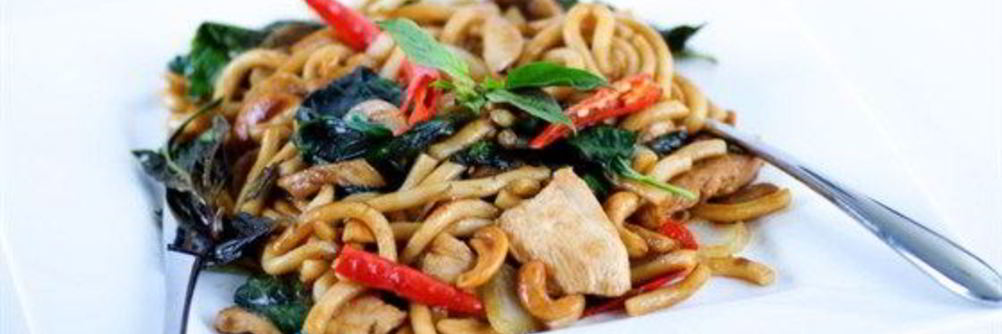 Жареная курица и лапша удон с чили, кориандром и имбирем