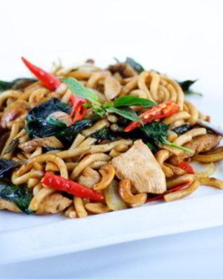 Жареная курица и лапша удон с чили, кориандром и имбирем