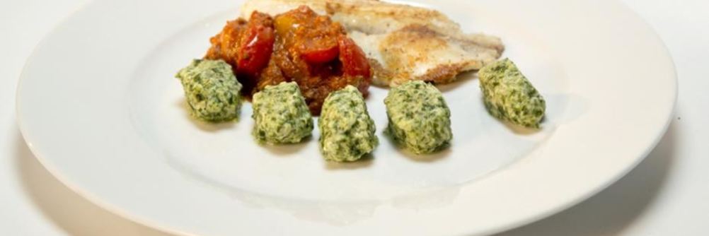 Ньокки из шпината с тилапией в томатном соусе