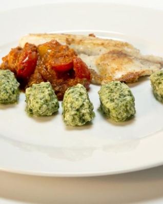 Ньокки из шпината с тилапией в томатном соусе