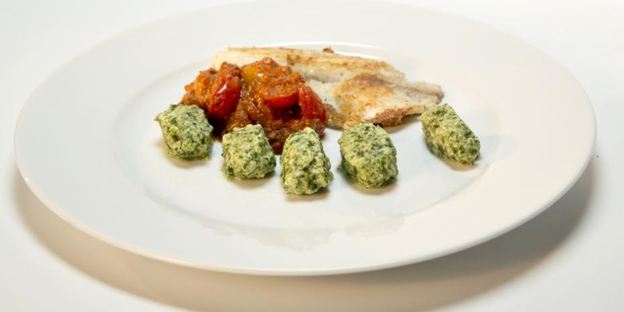 ньокки из шпината с тилапией в томатном соусе