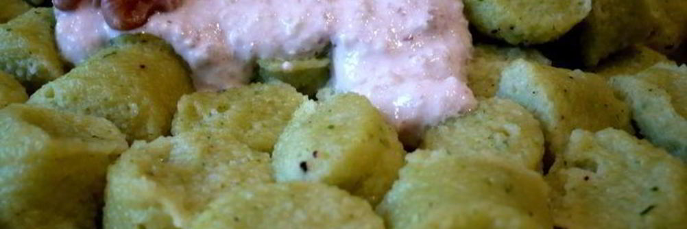 Ньокки с базиликом под соусом из грецкого ореха