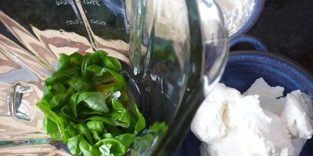 ньокки с базиликом под соусом из грецкого ореха