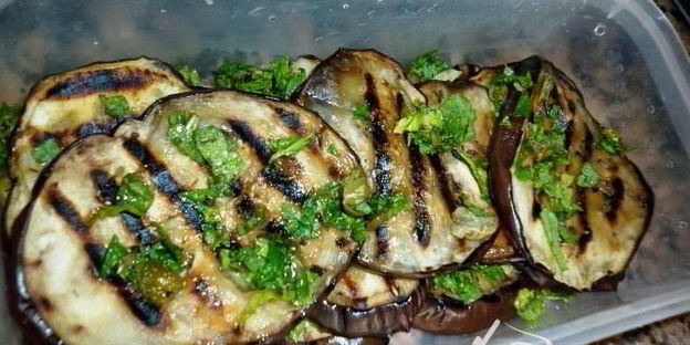 баклажаны-гриль с каперсами и мятой
