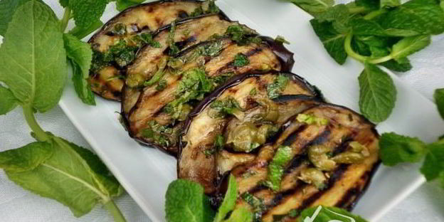 баклажаны-гриль с каперсами и мятой