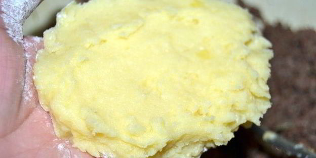 биточки картофельные с мясной начинкой