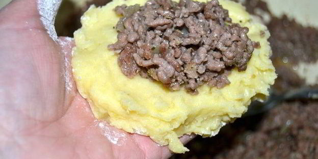 биточки картофельные с мясной начинкой