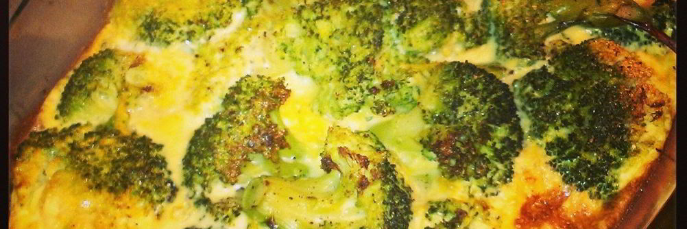 Брокколи, запеченная в духовке, с яйцами и травами