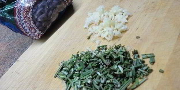 фасоль в томатном соусе с розмарином