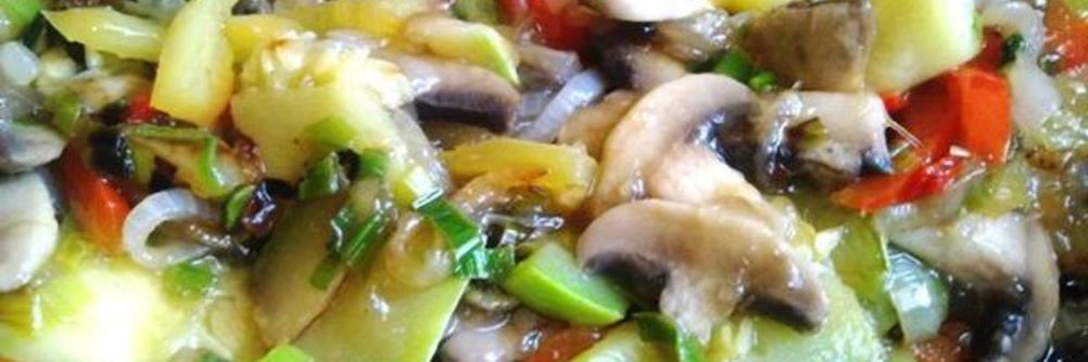 Кабачки с шампиньонами и овощами в Воке