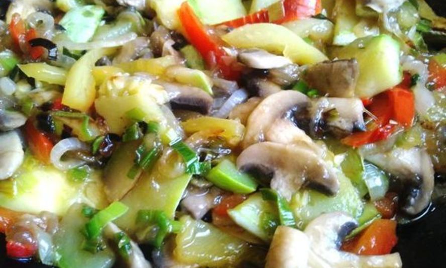 Рецепт кабачков с шампиньонами и овощами в воке