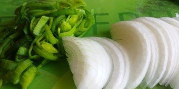 кабачки с шампиньонами и овощами в воке