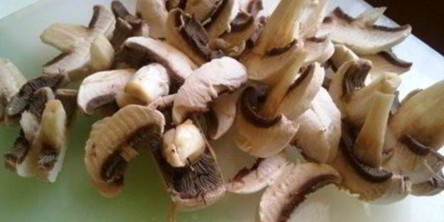 кабачки с шампиньонами и овощами в воке