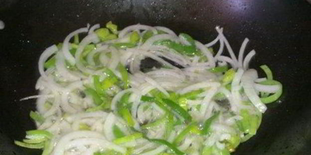 кабачки с шампиньонами и овощами в воке