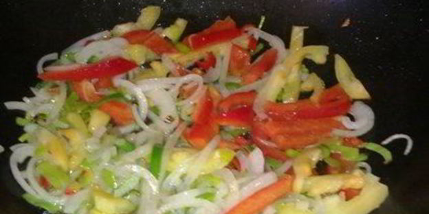 кабачки с шампиньонами и овощами в воке