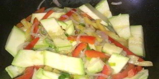 кабачки с шампиньонами и овощами в воке