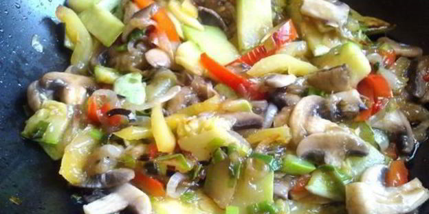 кабачки с шампиньонами и овощами в воке