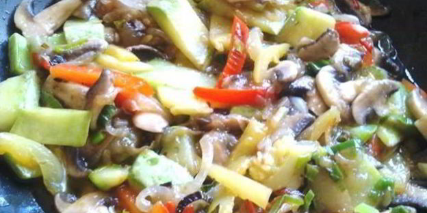 кабачки с шампиньонами и овощами в воке