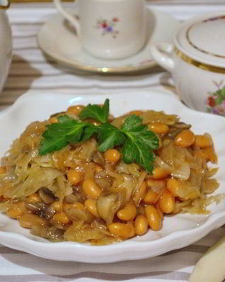 Капуста, тушенная с фасолью