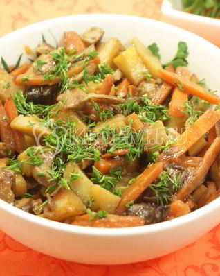 Картофель тушеный с белыми грибами