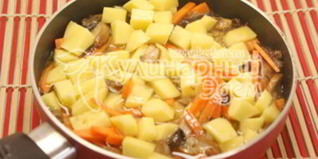 картофель тушеный с белыми грибами