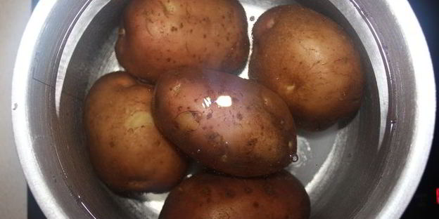 картофель, запеченный с перепелиными яйцами