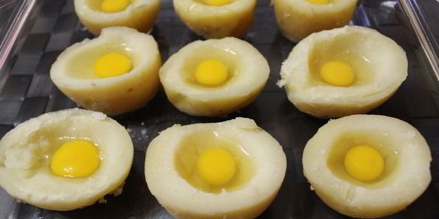 картофель, запеченный с перепелиными яйцами