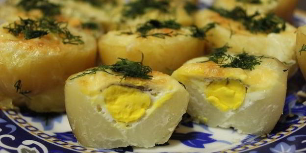 картофель, запеченный с перепелиными яйцами
