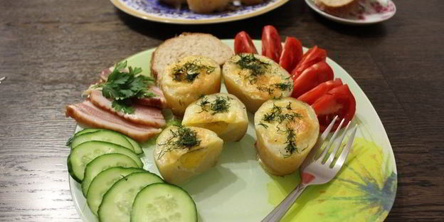 картофель, запеченный с перепелиными яйцами