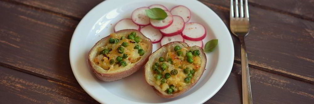Картофель, запеченный с зеленым горошком и сыром