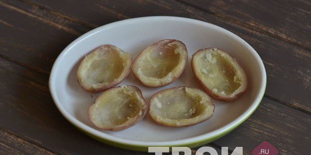 картофель, запеченный с зеленым горошком и сыром