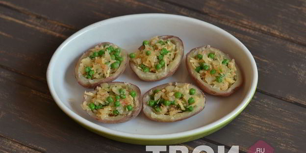 картофель, запеченный с зеленым горошком и сыром