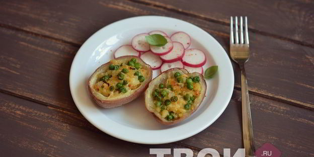 картофель, запеченный с зеленым горошком и сыром
