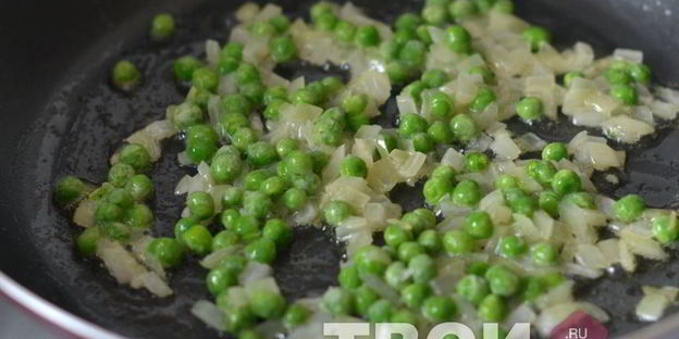 картофель, запеченный с зеленым горошком и сыром