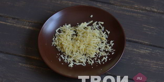 картофель, запеченный с зеленым горошком и сыром