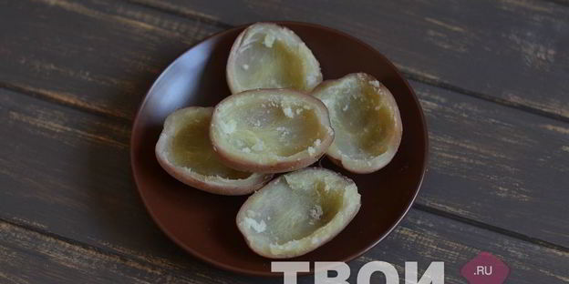 картофель, запеченный с зеленым горошком и сыром