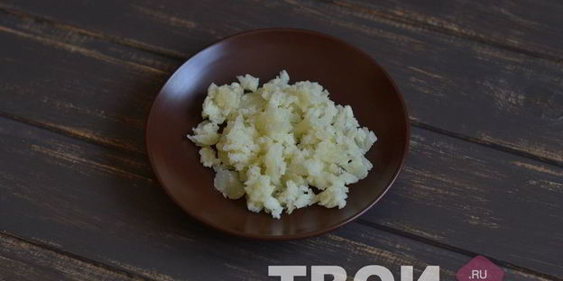 картофель, запеченный с зеленым горошком и сыром