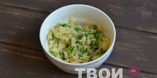 картофель, запеченный с зеленым горошком и сыром