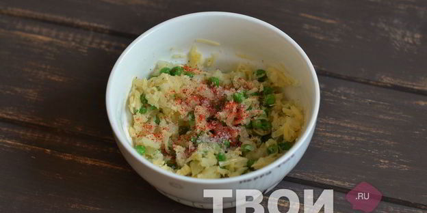 картофель, запеченный с зеленым горошком и сыром