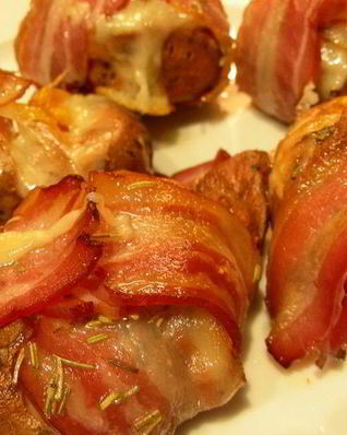 Картофель, запеченный в беконе с розмарином и фетой