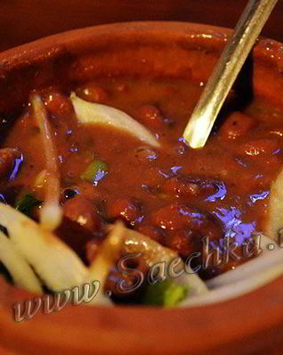 Лобио с Ткемали в глиняном горшочке