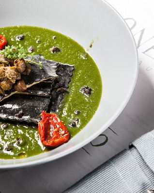 Папарделле, фаршированные кальмарами, в кабачковом песто