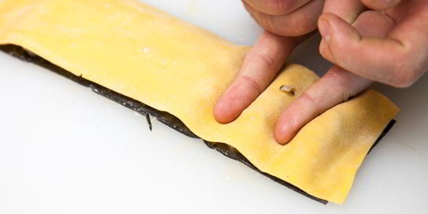 папарделле, фаршированные кальмарами, в кабачковом песто