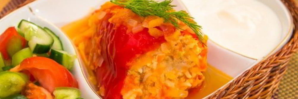 Перец, фаршированный индейкой, тушенный в помидорах