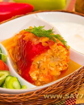 Перец, фаршированный индейкой, тушенный в помидорах