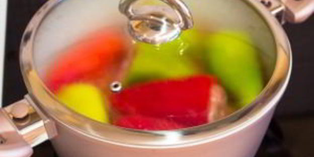 перец, фаршированный индейкой, тушенный в помидорах