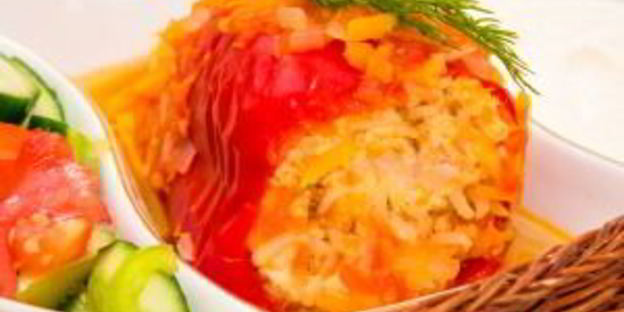 перец, фаршированный индейкой, тушенный в помидорах