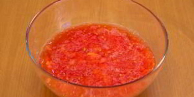 перец, фаршированный индейкой, тушенный в помидорах