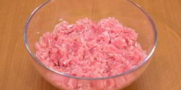 перец, фаршированный индейкой, тушенный в помидорах