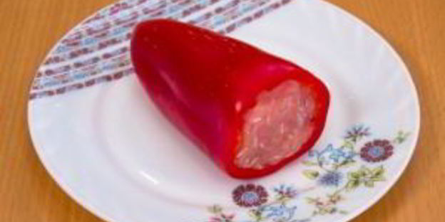 перец, фаршированный индейкой, тушенный в помидорах